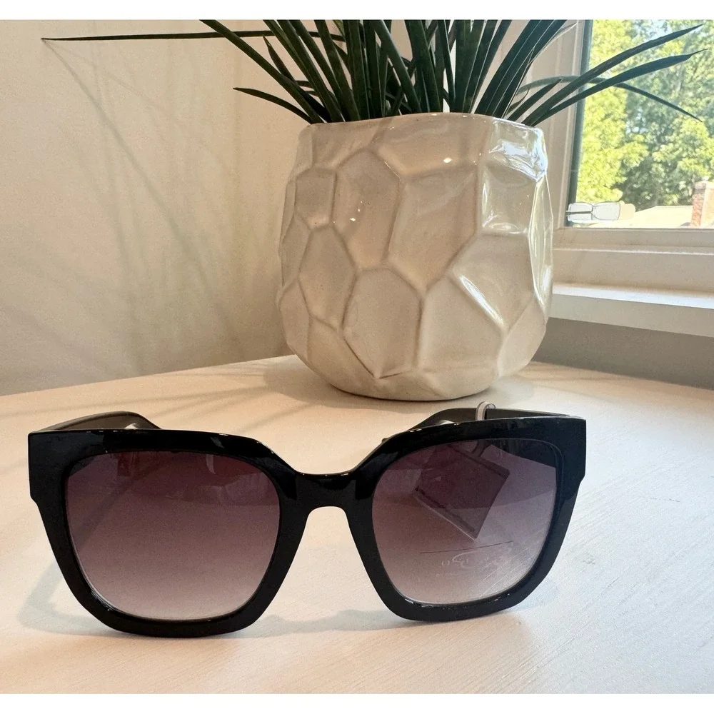 Oscar by Oscar de la Renta Black Square Sunglasses Quilted Detail UV Protection